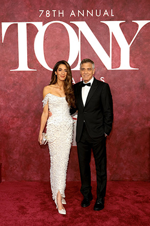 نجوم هوليوود يختارون البذلات الكلاسيكية والألوان الحيادية في حفل جوائز Tony Awards